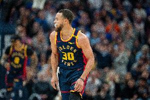 勇士官方：库里今天参加了训练 对阵热火的比赛出战成疑