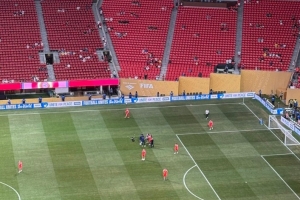 大战在即，巴黎主帅恩里克与总监坎波斯已在现场检查球场状况